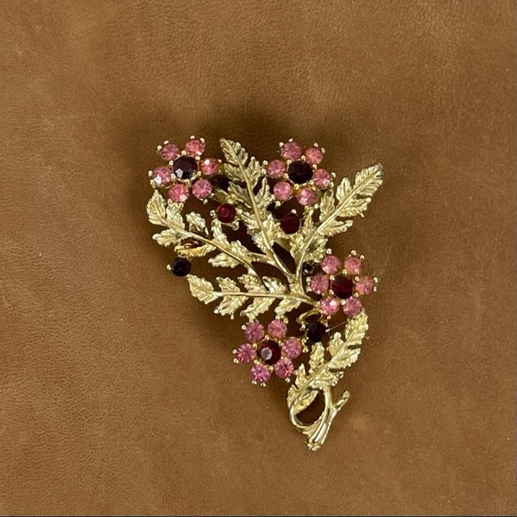 Jewelry - Coro Vintage Brooch